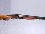 un fusil posé sur une table