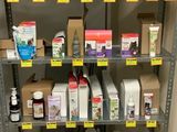 de nombreux produits pharmaceutiques dans les rayons du magasin