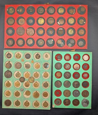 trois types de pièces différents sont présentés sur un fond noir