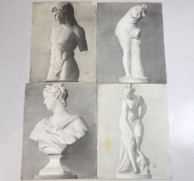 quatre petits bustes en marbre représentant des femmes dans différentes poses, posés sur une surface blanche