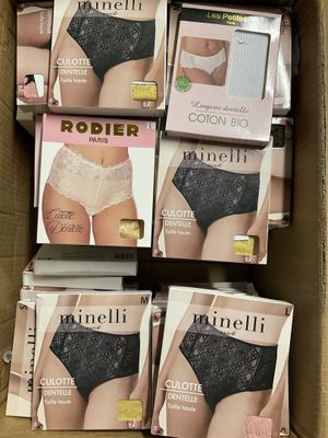 des cartons de sous-vêtements sont empilés les uns sur les autres dans un carton