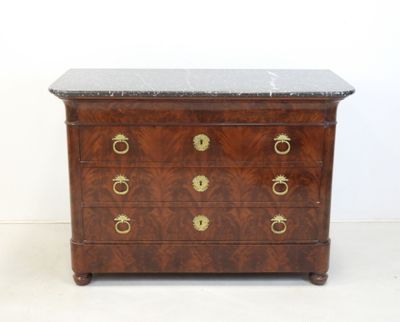une commode ancienne avec dessus en marbre