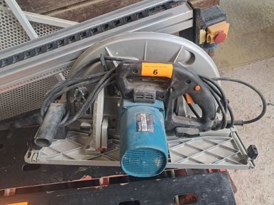 une machine qui se trouve à l'arrière d'un camion