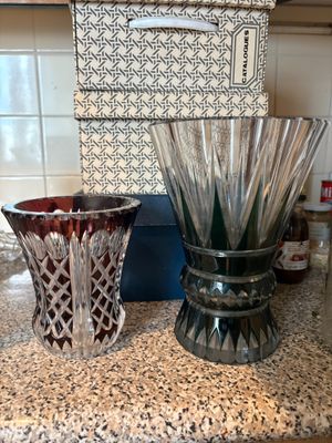 deux vases posés sur le plan de travail de la cuisine