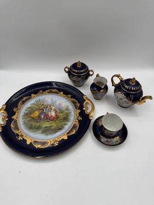 une assiette, des tasses et une soucoupe ornées d'un motif