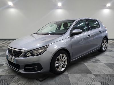 la voiture argentée est garée dans le garage sur un sol en damier