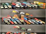 de nombreux modèles différents de petites voitures exposés