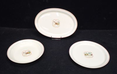 trois assiettes blanches bordées d'or sur fond noir