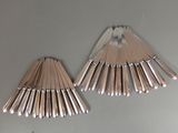 paire de boucles d'oreilles en forme d'éventail plaquées argent sur un fond gris