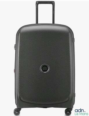 La valise noire est équipée de roulettes et d'une poignée qui y est fixée.