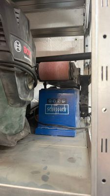 une boîte bleue posée sur une étagère à côté d'une machine bleue