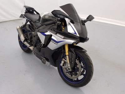 une moto garée par terre dans une pièce