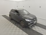 Le SUV Volkswagen est garé dans un garage dont le sol est en damier.