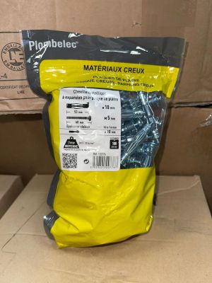 un sac de tissu posé sur une boîte en carton