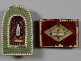 une petite boîte avec une image dessus et une petite boîte avec une image dessus