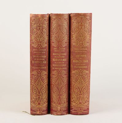 trois livres rouges superposés sur une surface blanche