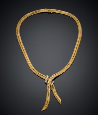 un collier en or et diamants, offert par un homme d'affaires