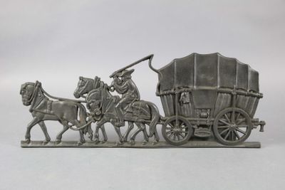 une figurine en argent représentant une calèche