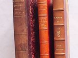 trois livres empilés les uns sur les autres