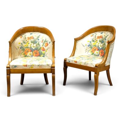 paire de chaises avec des coussins rembourrés à motifs floraux et des pieds en bois