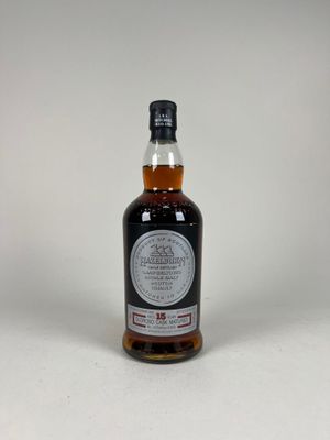 une bouteille de whisky posée sur une surface blanche