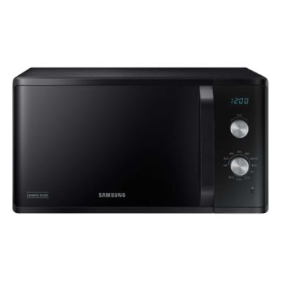 gros plan d'un four à micro-ondes noir sur fond blanc