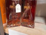 deux bouteilles d'alcool sont posées sur une étagère dans un magasin