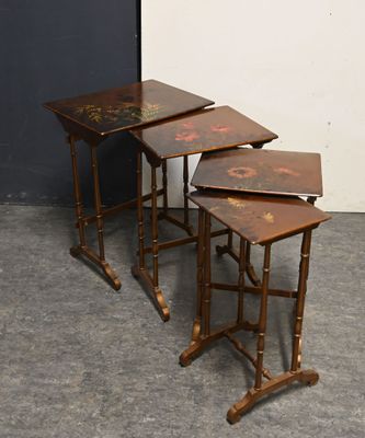 trois tables en bois ornées de motifs différents dans une pièce