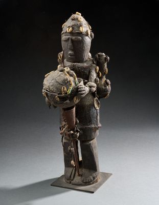 une image représentant une statue d'un homme tenant un oiseau