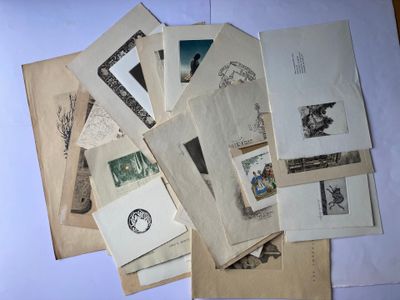 une pile de vieilles cartes postales et d'enveloppes posée sur une table