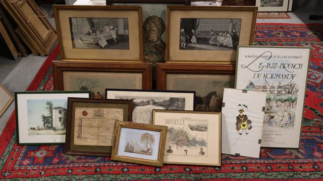 Lot d’estampes, affiches, cartes, « congé militaire » sous verre