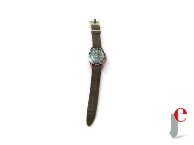 une montre posée sur une surface blanche