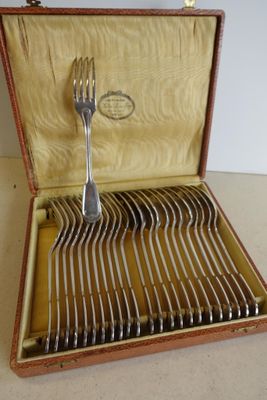 une boîte contenant un jeu de fourchettes et de cuillères