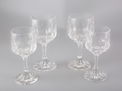 quatre verres à vin vides posés les uns à côté des autres sur une table