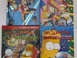 Quatre albums de bandes dessinées des Simpson sont posés sur une surface blanche