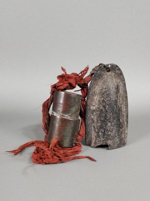 deux objets posés l'un à côté de l'autre sur une table