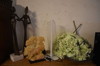 un vase de fleurs et deux bougies posés sur une table