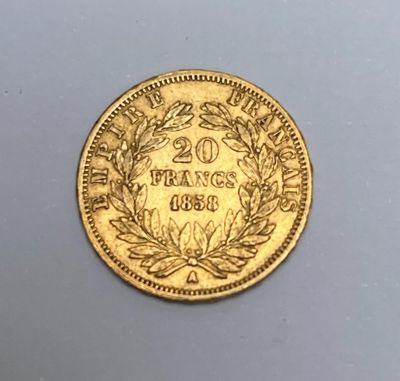Gros plan sur une pièce d'or ornée d'une couronne.