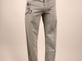 le mannequin porte un jean orné d'un crâne et d'une croix