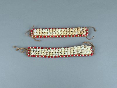 deux bracelets composés de perles rouges et blanches