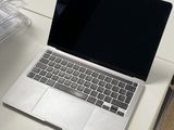un ordinateur portable posé sur un bureau blanc