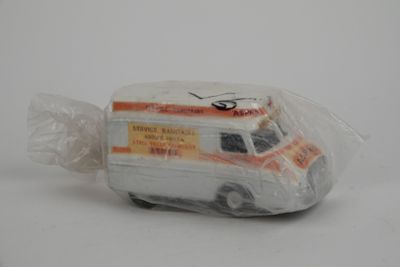 un sac en plastique contenant une petite ambulance miniature