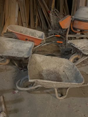 une brouette au milieu d'un tas de matériaux de construction