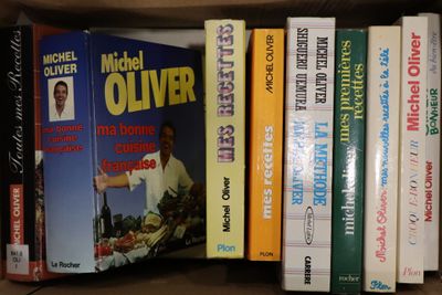 de nombreux livres qui se trouvent sur une étagère dans une boîte à livres