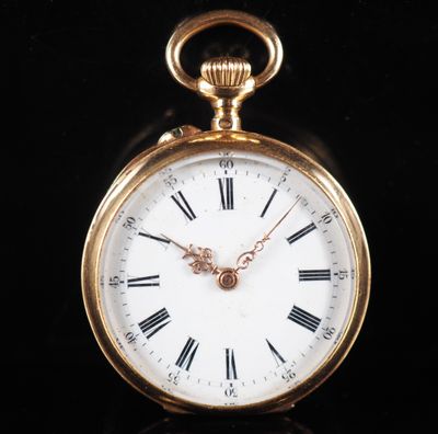 une montre de poche en or avec des chiffres romains sur le cadran