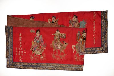 deux bannières en tissu rouge ornées de caractères asiatiques sur fond blanc