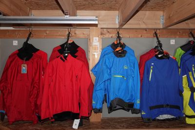 de nombreuses vestes suspendues à un portant dans une pièce