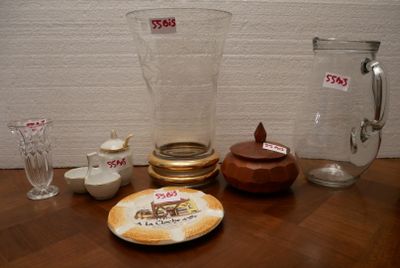 une table sur laquelle se trouvent une assiette, un verre et un pichet