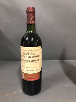 une bouteille de vin posée sur une table