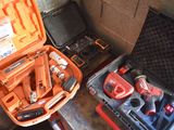 une boîte à outils avec des outils posés sur une table